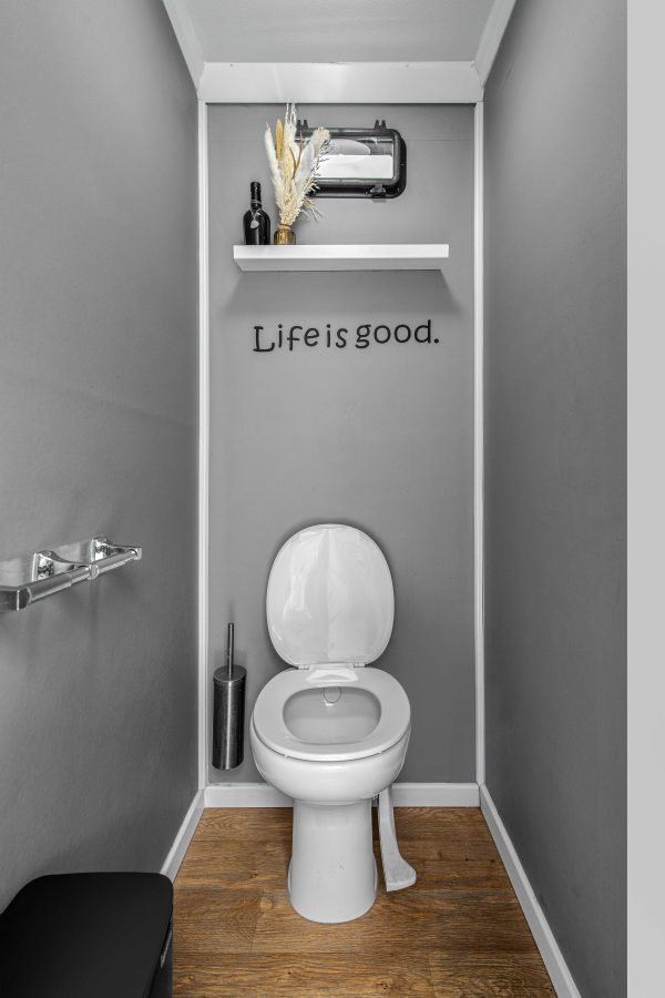 6-Stall Luxury Restroom Trailer – photo 4