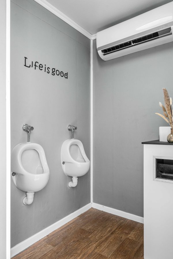 Mobile luxury restroom trailer
