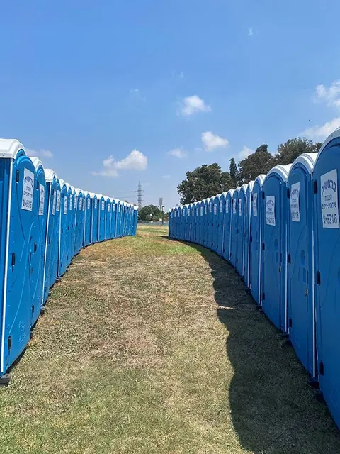 שירותים ניידים באופרה בפארק